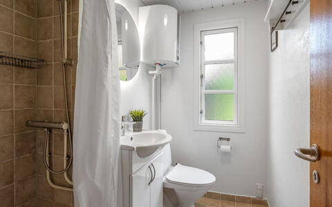 Gia - 1.3Km from the Sea: Asiento Del Baño, Baño, Baño, Arreglo De Tubería, Lavabo, Lavabo Del Baño, Diseño De Interiores, Piso, Suelo, Grifo