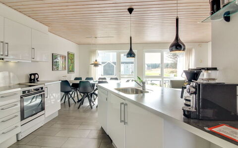 Ingolf - 750M from the Sea: Diseño De Interiores, Cocina, Mueble, Piso, Techo, Mostrador, Madera, Lámpara, Encendiendo, Suelo