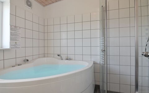 Ingolf - 750M from the Sea: Baño, Piso, Arreglo De Tubería, Bañera, Suelo, Diseño De Interiores, Techo, Plomería, Grifo, Habitación