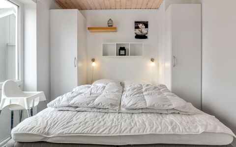 Ingolf - 750M from the Sea: Habitación, Mueble, Diseño De Interiores, Cama, Pared, Madera, Techo, Sábana, Lecho, Suelo