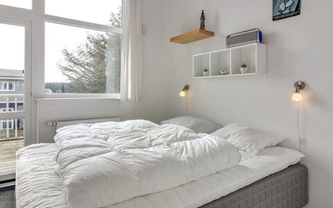 Ingolf - 750M from the Sea: Cama, Habitación, Lecho, Mueble, Diseño De Interiores, Sábana, Pared, Techo, Linos, Suelo