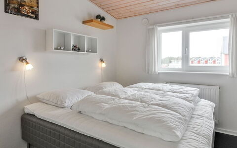 Ingolf - 750M from the Sea: Cama, Habitación, Madera, Lecho, Sábana, Techo, Diseño De Interiores, Mueble, Marco De La Cama, Encendiendo