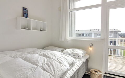 Ingolf - 750M from the Sea: Habitación, Cama, Diseño De Interiores, Sábana, Lecho, Suelo, Techo, Mueble, Piso, Departamento