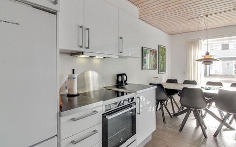 Ingolf - 750M from the Sea: Diseño De Interiores, Mueble, Piso, Madera, Cocina, Techo, Suelo, Mostrador, Encendiendo, Lámpara