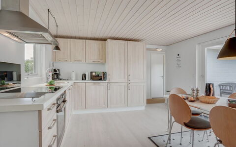 Kerttuli - 800M from the Sea: Madera, Diseño De Interiores, Techo, Mueble, Piso, Cocina, Mostrador, Suelo, Gabinetes, Casa
