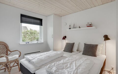 Kerttuli - 800M from the Sea: Diseño De Interiores, Pared, Habitación, Mueble, Cama, Madera, Techo, Suelo, Piso, Sábana