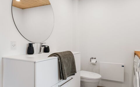 Kerttuli - 800M from the Sea: Arreglo De Tubería, Diseño De Interiores, Piso, Baño, Suelo, Lavabo Del Baño, Mueble De Baño, Lavabo, Grifo, Plomería
