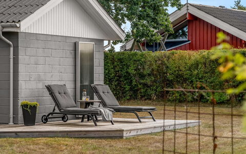 Kerttuli - 800M from the Sea: Vía Muerta, Mueble Para Exteriores, Jardín, Yarda, Madera Dura, Patio Interior, Tablón, Césped, Edificios Del Jardín, Manchas De Madera