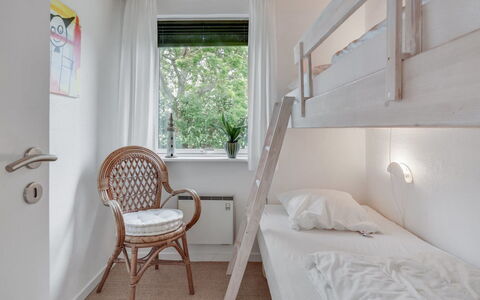 Kerttuli - 800M from the Sea: Cama, Habitación, Diseño De Interiores, Madera, Mueble, Sábana, Suelo, Lecho, Techo, Piso