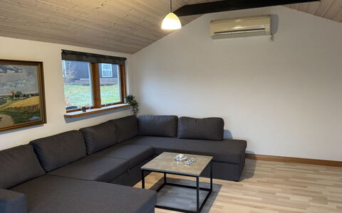 Rafn - 550M from the Sea: Mueble, Sofá, Piso, Diseño De Interiores, Madera, Suelo, Sala, Habitación, Techo