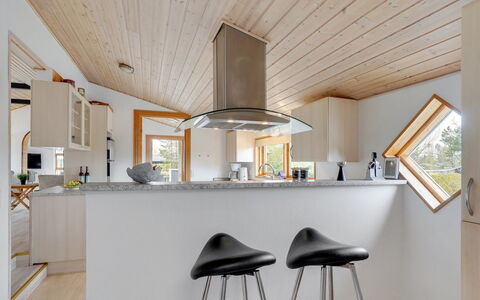 Rafn - 550M from the Sea: Piso, Diseño De Interiores, Madera, Techo, Cocina, Suelo, Mueble, Mostrador, Suelos De Madera, Encendiendo
