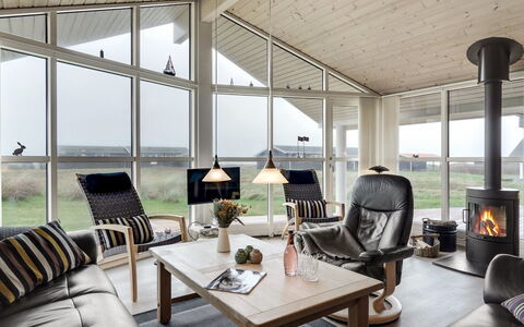 Aniela - 150M from the Sea: Madera, Techo, Diseño De Interiores, Casa, Mueble, Sala, Silla, Suelo, Cabaña, Lámpara