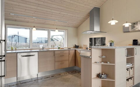 Aniela - 150M from the Sea: Cocina, Mostrador, Mueble, Piso, Aparato De Cocina, Diseño De Interiores, Madera, Gabinetes, Techo, Suelo