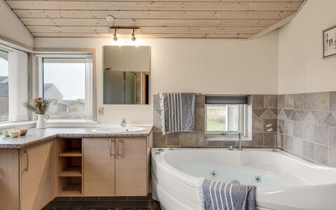 Aniela - 150M from the Sea: Diseño De Interiores, Arreglo De Tubería, Piso, Techo, Suelo, Baño, Plomería, Grifo, Encendiendo, Habitación