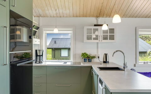 Aashild - 400M from the Sea: Cocina, Mostrador, Diseño De Interiores, Aparato De Cocina, Piso, Gabinetes, Mueble, Madera, Techo, Lámpara