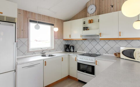Seniha - 400M from the Sea: Cocina, Diseño De Interiores, Mostrador, Madera, Aparato De Cocina, Piso, Techo, Lámpara, Electrodoméstico, Gabinetes