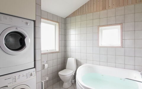 Seniha - 400M from the Sea: Piso, Suelo, Diseño De Interiores, Lavadora, Techo, Arreglo De Tubería, Baño, Habitación, Plomería, Grifo