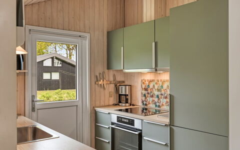 Fliri - 700M from the Sea: Cocina, Aparato De Cocina, Mostrador, Electrodoméstico, Madera, Diseño De Interiores, Piso, Mueble, Gabinetes, Electrodoméstico