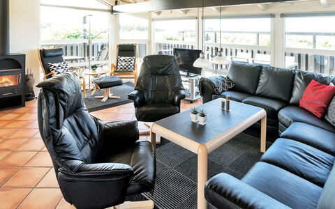 Elvie - 200M from the Sea: Mueble, Diseño De Interiores, Piso, Madera, Suelo, Silla, Techo, Sofá, Sala, Suelos De Madera