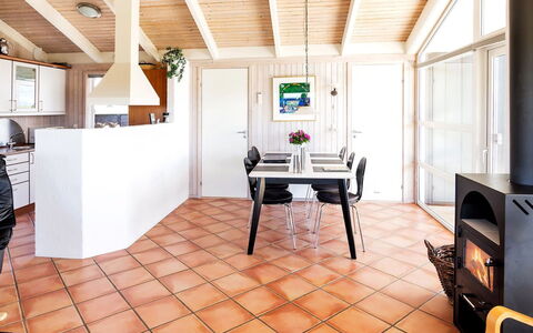 Elvie - 200M from the Sea: Piso, Diseño De Interiores, Suelo, Mueble, Madera, Techo, Suelos De Madera, Habitación, Silla, Cocina
