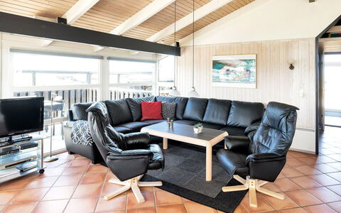 Elvie - 200M from the Sea: Mueble, Diseño De Interiores, Sofá, Techo, Sala, Piso, Suelo, Casa, Habitación, Suelos De Madera
