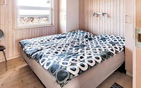 Elvie - 200M from the Sea: Habitación, Pared, Madera, Cama, Sábana, Suelo, Lecho, Piso, Diseño De Interiores, Linos