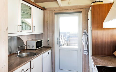Elvie - 200M from the Sea: Madera, Piso, Suelo, Cocina, Mostrador, Diseño De Interiores, Puerta, Electrodoméstico, Lavabo, Gabinetes