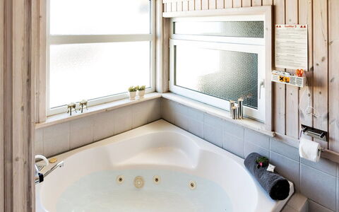Elvie - 200M from the Sea: Bañera, Arreglo De Tubería, Diseño De Interiores, Techo, Baño, Piso, Suelo, Habitación, Plomería, Encendiendo