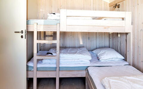 Elvie - 200M from the Sea: Litera, Cama, Habitación, Madera, Lecho, Sábana, Diseño De Interiores, Suelo, Marco De La Cama, Mueble