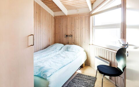 Elvie - 200M from the Sea: Habitación, Pared, Diseño De Interiores, Suelo, Piso, Madera, Cama, Techo, Sábana, Lecho