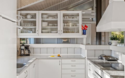 Otta - 779M from the Sea: Cocina, Mostrador, Diseño De Interiores, Gabinetes, Aparato De Cocina, Piso, Techo, Electrodoméstico, Lámpara, Mueble