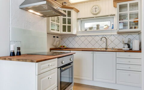 Grazian - 50M from the Sea: Cocina, Gabinetes, Piso, Mostrador, Diseño De Interiores, Madera, Aparato De Cocina, Suelo, Cajón, Mueble