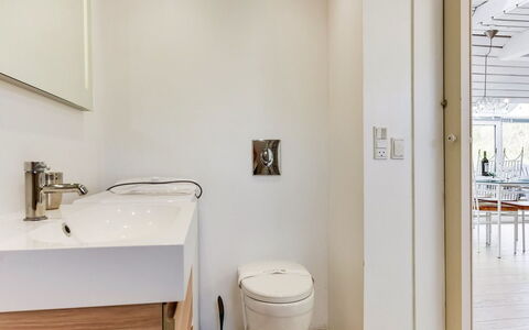 Grazian - 50M from the Sea: Baño, Piso, Arreglo De Tubería, Diseño De Interiores, Suelo, Pared, Madera, Lavabo Del Baño, Lavabo, Baño