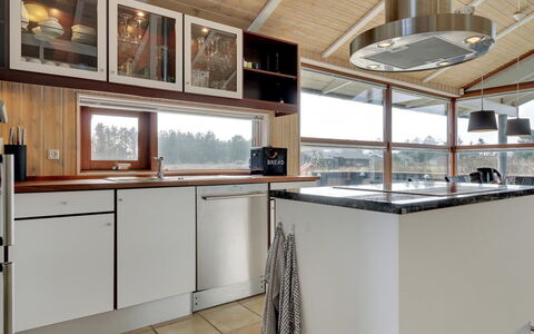 Gretha - 1.0Km from the Sea: Cocina, Aparato De Cocina, Mostrador, Diseño De Interiores, Piso, Gabinetes, Madera, Mueble, Techo, Lámpara