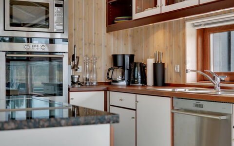 Gretha - 1.0Km from the Sea: Aparato De Cocina, Cocina, Mostrador, Gabinetes, Electrodoméstico, Madera, Diseño De Interiores, Mueble, Electrodoméstico, Piso