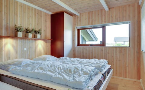Gretha - 1.0Km from the Sea: Diseño De Interiores, Madera, Piso, Habitación, Suelo, Techo, Cama, Habitación, Mueble, Encendiendo