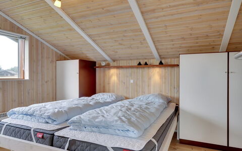 Gretha - 1.0Km from the Sea: Madera, Habitación, Techo, Diseño De Interiores, Cama, Mueble, Casa, Suelo, Habitación, Sábana