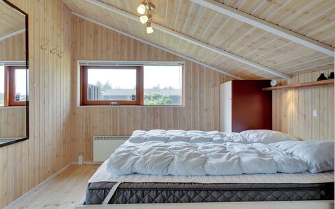Gretha - 1.0Km from the Sea: Madera, Techo, Diseño De Interiores, Habitación, Habitación, Cama, Madera Dura, Marco De La Cama, Tablón, Lámpara