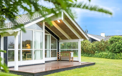 Leya - 1.2Km from the Sea: Mueble, Diseño De Interiores, Piso, Madera, Suelo, Techo, Suelos De Madera, Silla, Mesa, Encendiendo