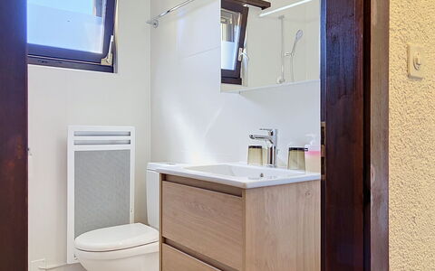 Dorenavant: Arreglo De Tubería, Baño, Mueble De Baño, Piso, Lavabo Del Baño, Suelo, Diseño De Interiores, Espejo, Lavabo, Grifo