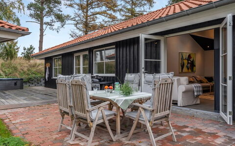 Ribanna - 650M from the Sea: Techo, Casa, Puerta, Cabaña, Sombra, Vía Muerta, Yarda, Inmuebles, Patio Interior