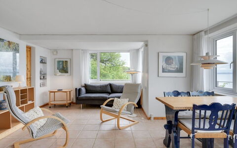 Grumme - 30M to the Fjord: Mueble, Diseño De Interiores, Piso, Suelo, Madera, Techo, Silla, Sofá, Habitación, Sala