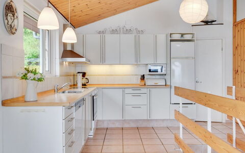 Grumme - 30M to the Fjord: Cocina, Mostrador, Diseño De Interiores, Piso, Aparato De Cocina, Madera, Mueble, Techo, Lámpara, Gabinetes