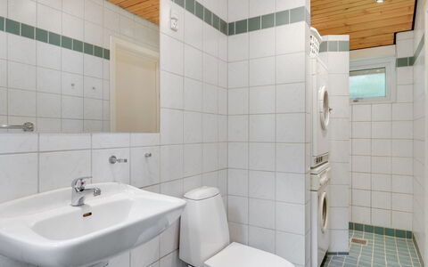 Grumme - 30M to the Fjord: Baño, Arreglo De Tubería, Lavabo Del Baño, Lavabo, Piso, Suelo, Baño, Diseño De Interiores, Asiento Del Baño, Grifo