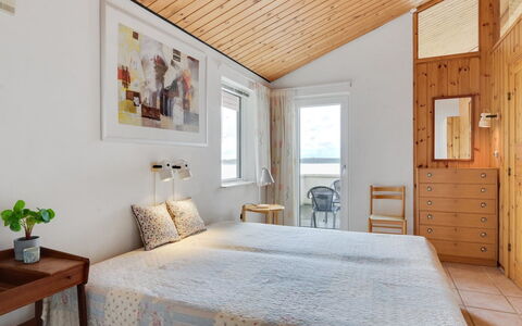Grumme - 30M to the Fjord: Mueble, Diseño De Interiores, Cama, Habitación, Pared, Suelo, Piso, Madera, Techo, Habitación