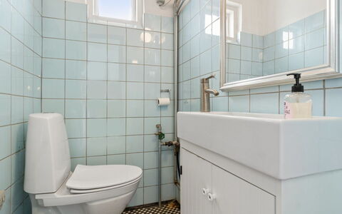 Gadde - 1Km from the Sea: Asiento Del Baño, Baño, Baño, Arreglo De Tubería, Pared, Piso, Diseño De Interiores, Suelo, Lavabo, Lavabo Del Baño