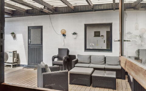 Gadde - 1Km from the Sea: Madera, Mueble, Suelo, Piso, Casa, Material Compuesto, Cubierta, Puerta, Porche, Mueble Para Exteriores