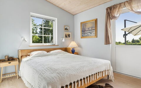 Bernadete - 50M to the Fjord: Mueble, Cama, Diseño De Interiores, Habitación, Suelo, Piso, Madera, Lecho, Sábana, Techo