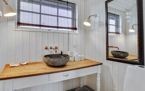 Mojsej: Arreglo De Tubería, Lavabo Del Baño, Pared, Baño, Diseño De Interiores, Lavabo, Espejo, Grifo, Plomería, Lámpara