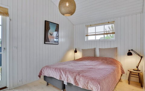 Mojsej: Madera, Piso, Suelo, Techo, Habitación, Diseño De Interiores, Cama, Mueble, Suelos De Madera, Sábana